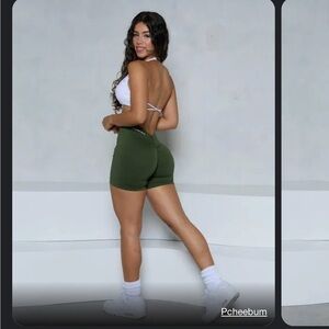 Pcheebum shorts black v back scrunch